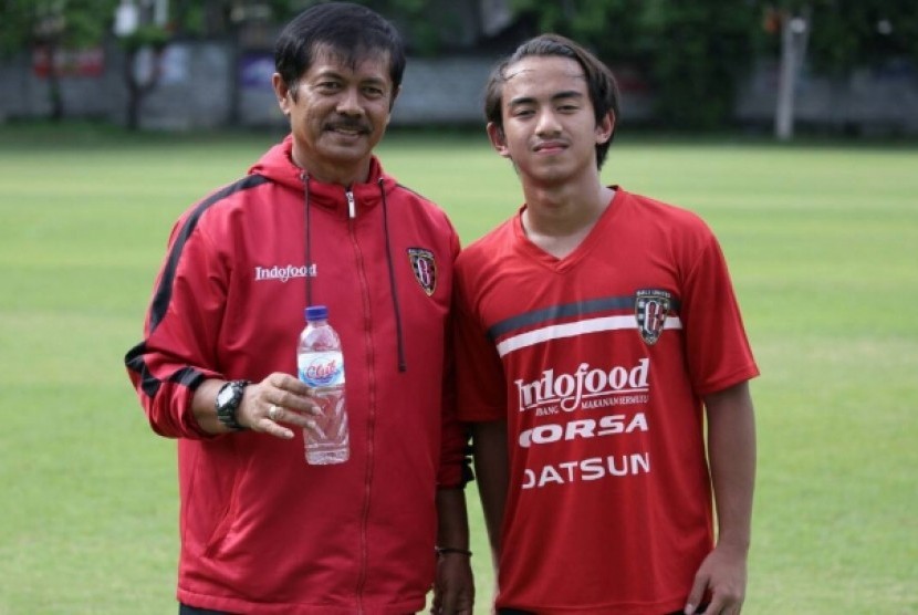 Rafid Habibie (kanan) bersama pelatih Indra Sjafri