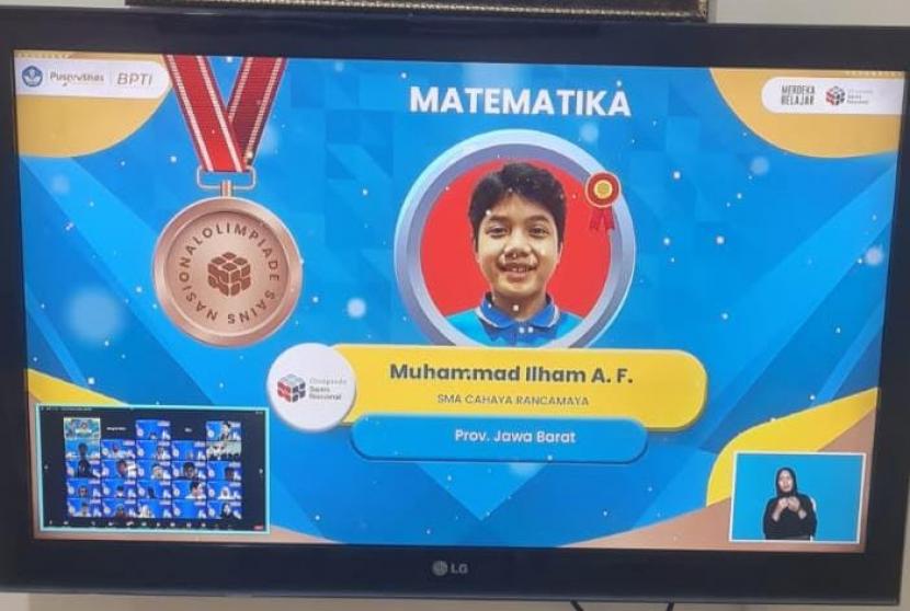 Rafif Dista Serano, salah satu siswa SMA Cahaya Rancamaya Islamic Boarding School yang berprestasi oada ajang Olimpiade Sains Nasional (OSN) Tahun 2022. 