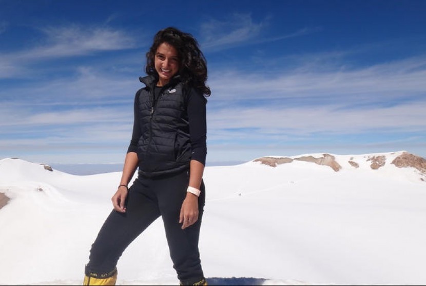 Raha Moharrak mencatatkan namanya dalam sejarah sebagai perempuan pertama dari Arab Saudi yang mendaki Gunung Everest.