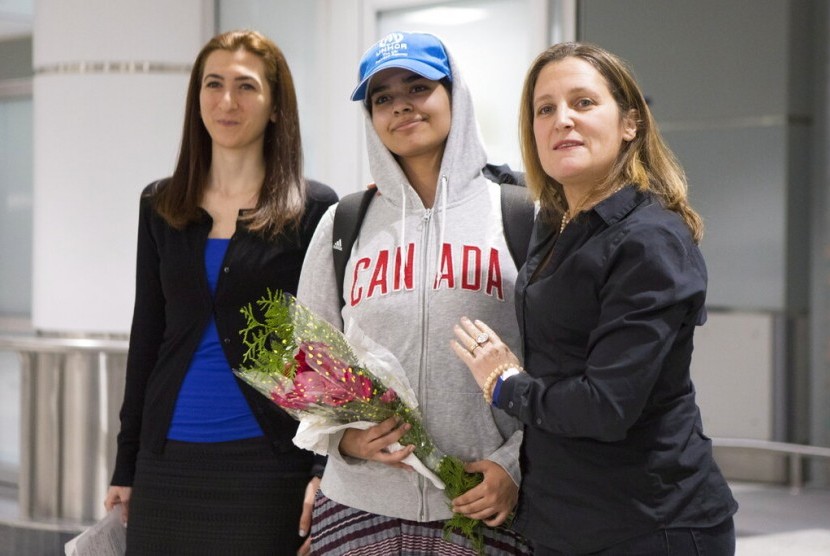 Rahaf Mohammed Alqunun (tengah) bersama Menlu Kanada Chrystia Freeland (kanan) saat tiba di Toronto Pearson International Airport, Sabtu (12/1).
