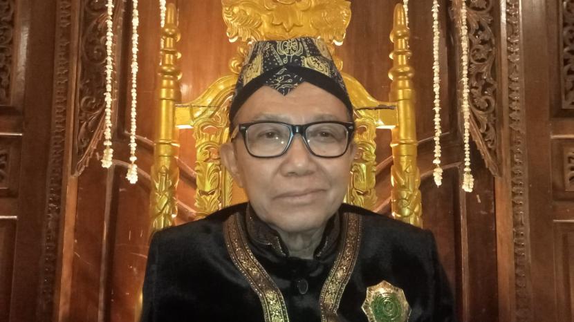 Rahardjo Djali, melakukan proses jumenengan dan menyatakan dirinya sebagai Sultan Sepuh Aloeda II di Keraton Kasepuhan Cirebon.