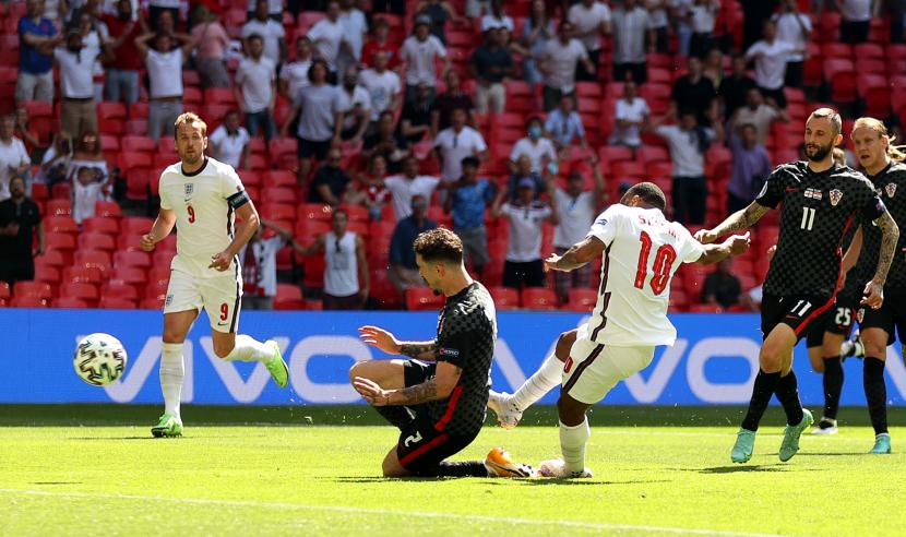 Raheem Sterling (C-R) dari Inggris mencetak keunggulan 1-0 selama pertandingan sepak bola babak penyisihan grup D UEFA EURO 2020 antara Inggris dan Kroasia di London, Inggris, 13 Juni 2021.