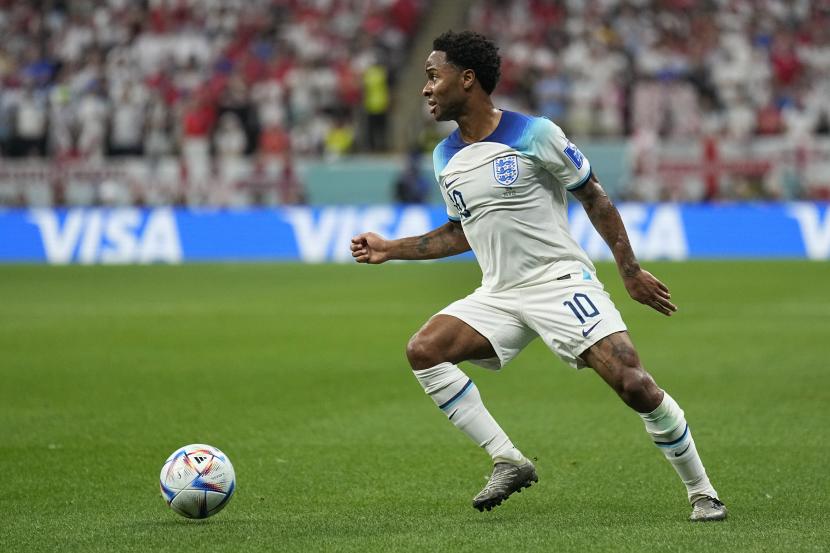 Raheem Sterling dari Inggris mengontrol bola selama pertandingan sepak bola grup B Piala Dunia antara Inggris dan Amerika Serikat, di Stadion Al Bayt di Al Khor, Qatar, Jumat, 25 November 2022.