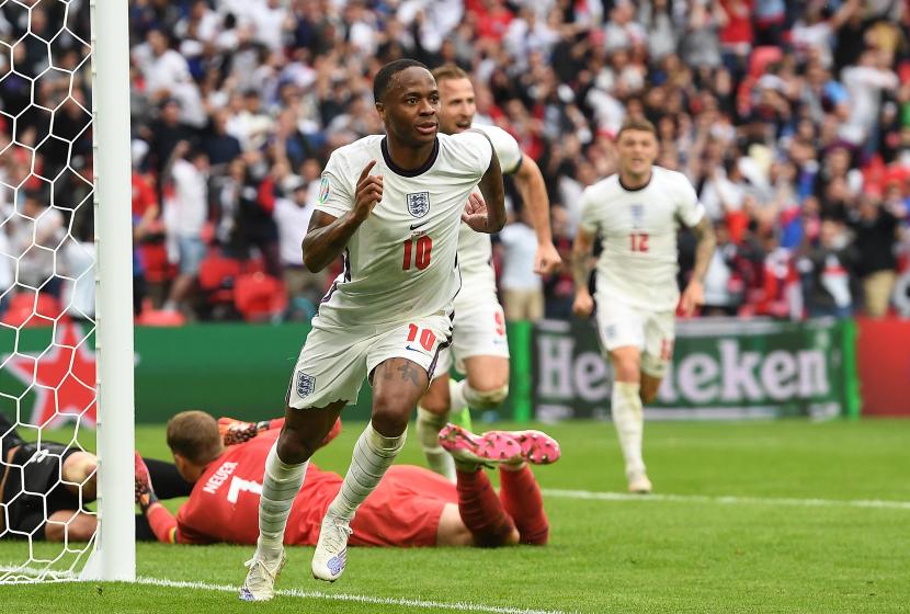 Raheem Sterling dari Inggris merayakan skor 1-0 dalam pertandingan sepak bola babak 16 besar UEFA EURO 2020 antara Inggris dan Jerman di London, Inggris, 29 Juni 2021.