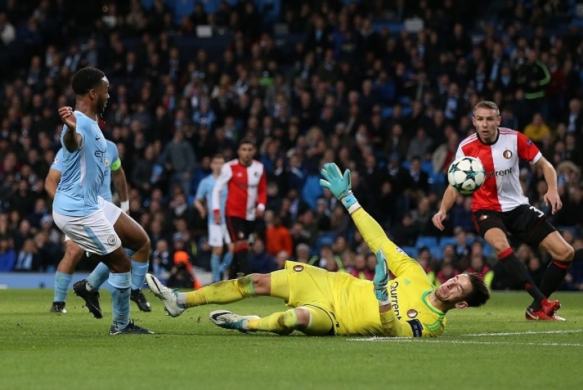 Raheem Sterling (kiri) saat mencetak gol kemenangan Manchester City 1-0 atas Feyenoord, Rabu (22/11) dini hari WIB.