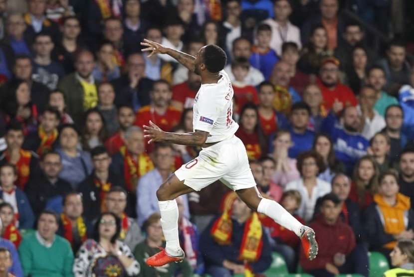 Raheem Sterling merayakan golnya ke gawang Spanyol dalam pertandingan Liga Bangsa-Bangsa menghadapi Spanyol di Benito Villamarin Stadium, Seville, Spanyol, 15 Oktober 2018