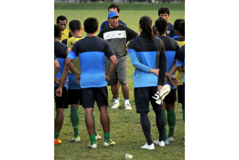 Rahmad Darmawan melatih timnas di Lapangan C, Senayan,Jakarta,Senin (18/3). 