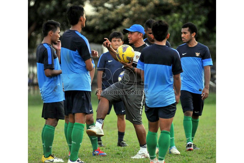  Rahmad Darmawan memimpin latihan timnas di Lapangan C, Senayan, Jakarta Pusat, Senin (18/3) sore.  (Republika/Prayogi)