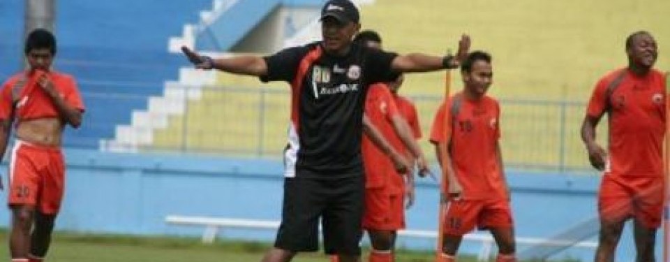 Rahmad Darmawan saat memimpin pemain Persija Jakarta latihan.