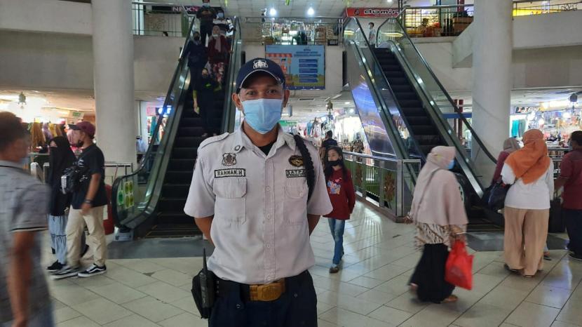 Rahman (41), petugas kemanan Blok B Pasar Tanah Abang, Jakarta Pusat, Selasa (4/5).