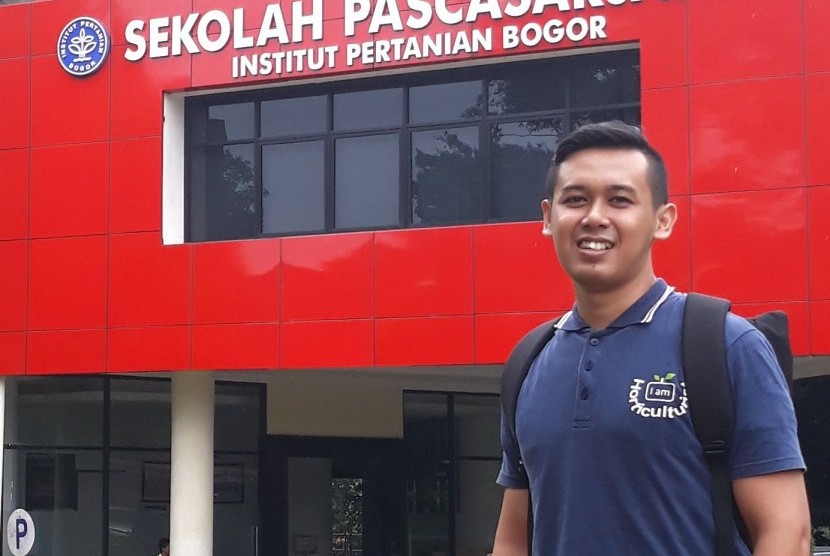 Rahmat Budiarto, anak loper koran yang berhasil menjadi lulusan terbaik program S2 IPB.