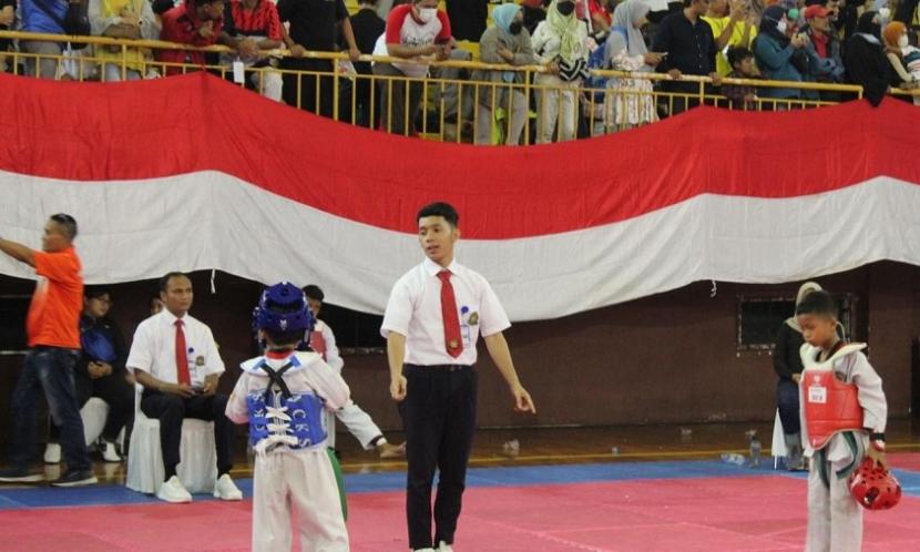 Rahmat Kristian Firdaus, mahasiswa Program Studi (prodi) Sistem Informasi Universitas Nusa Mandiri (UNM) berhasil menunjukkan kebolehan luar biasa dalam seni bela diri Taekwondo.