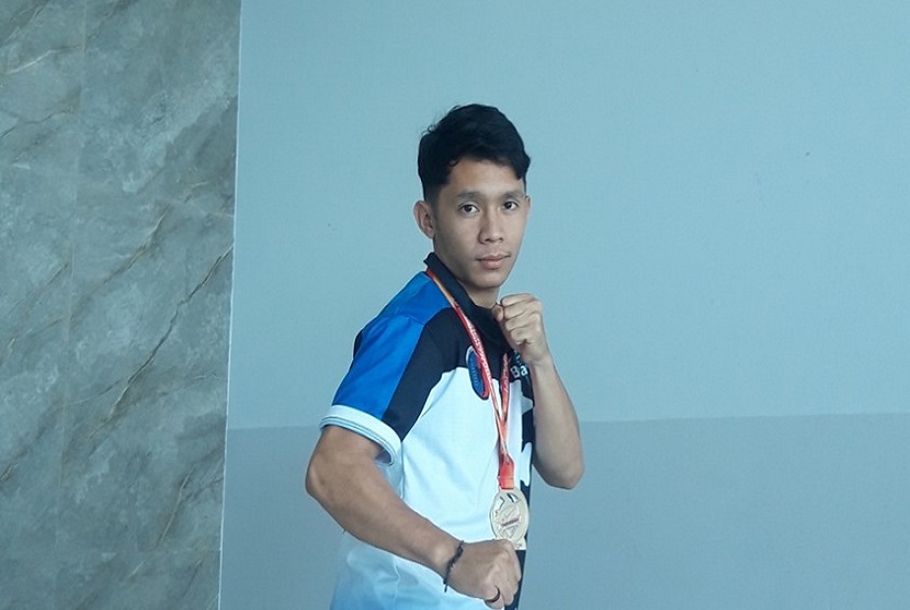 Rahmat Kristian Firdaus, mahasiswa Universitas Nusa Mandiri (UNM) berbakat bidang olahraga yakni Taekwondo. Ia sosok yang menunjukkan komitmen dan antusias dalam dunia taekwondo.