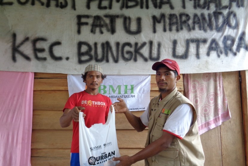 Rahmat,  Suku Wanna yang menjadi perwakilan dai BMH-Pos Dai menyerahkan daging qurban kepada warga Suku Wanna dari Dusun Fatu Marando.