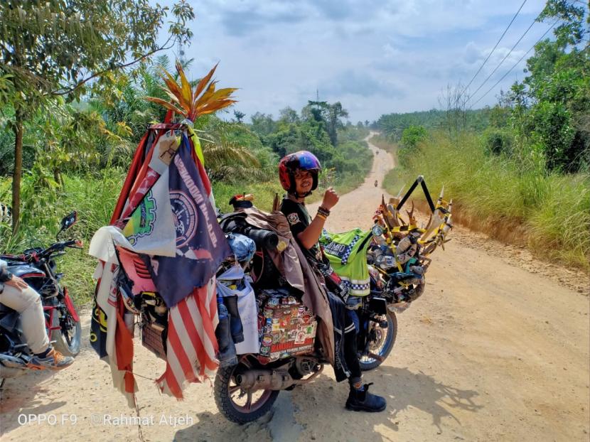 Rahmatullah (23 tahun) pria asal Desa Ilot, Kecamatan Mila, Kabupaten Pidie, Provinsi Aceh yang melakukan perjalanan keliling Indonesia seorang diri sejak 2018 lalu tidak bisa pulang ke Aceh setelah perjalanan panjangnya. Saat ini Rahmat hanya menumpang di rumah rekannya di Bekasi, Jawa Barat sambil menyelesaikan buku perjalanan yang akan ia rilis. 