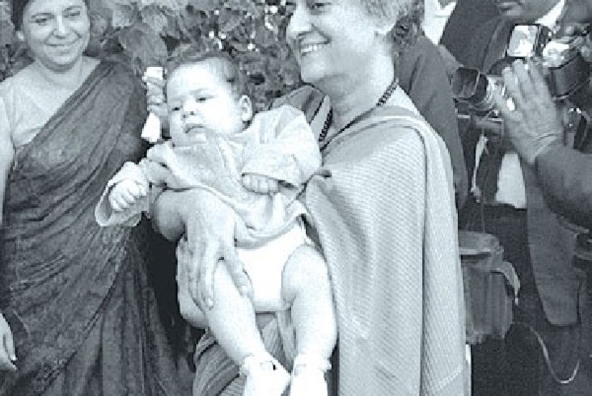 Rahul Gandhi sewaktu bayi digendong neneknya Indira Gandhi 