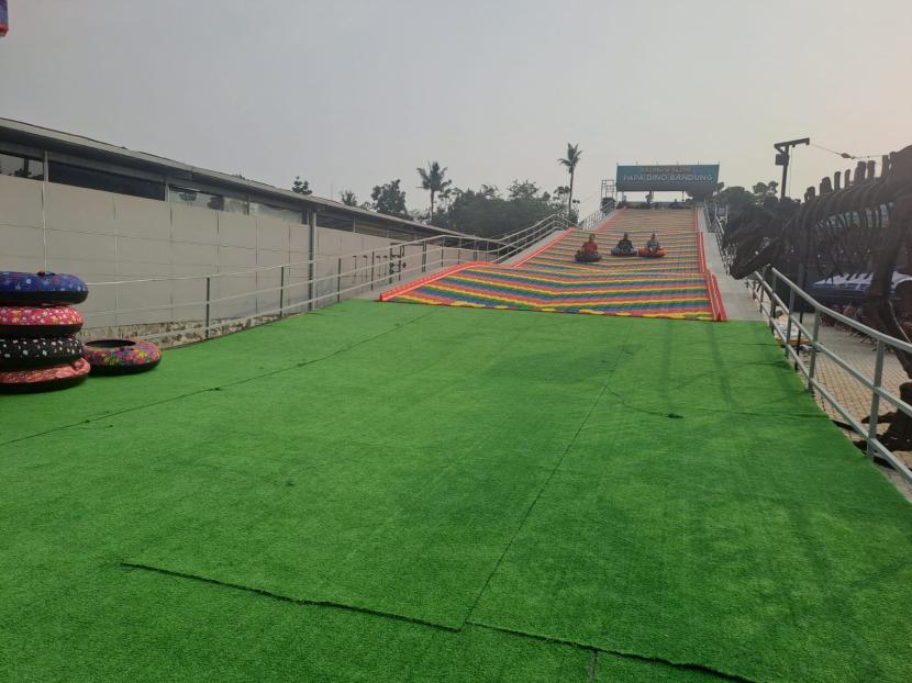 Rainbow Slide pertama yang berada di tengah Kota Bandung yakni di Taman Kiara Artha Park.