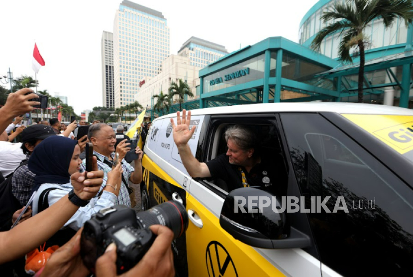 Singgah di Jakarta, Pria Jerman Ini Berbagi Cerita Jelajahi Dunia dengan VW Listrik