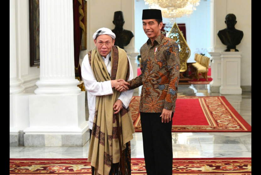 Rais Aam JATMI, KH Ahmad Khoirun Nasikhin bersalaman dengan Presiden Joko Widodo.