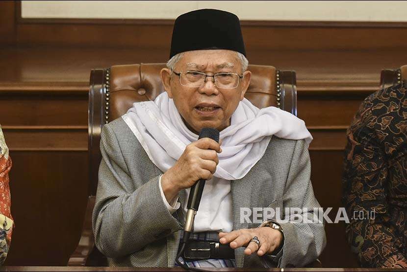 Rais 'Aam PBNU Ma'ruf Amin memberikan keterangan pers di gedung PBNU, Jakarta, Kamis (9/8). 