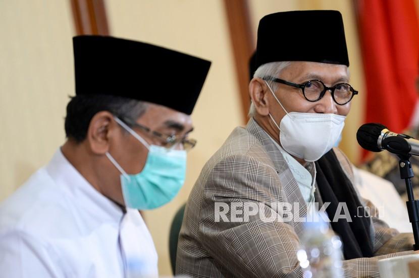 Rais Aam PBNU Miftachul Akhyar (kanan) didampingi Ketua Umum Pengurus Besar Nahdlatul Ulama (PBNU) Yahya Cholil Staquf (kiri) . (ikustrasi)