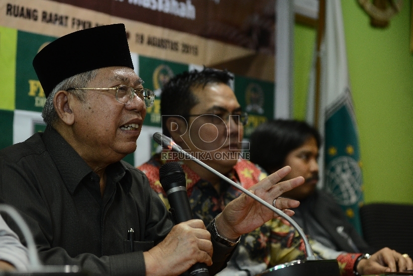  Rais Aam Pengurus Besar Nahdlatul Ulama (PBNU) KH Ma'ruf Amin (kiri) bersama Ketua Fraksi PKB Helmy Faishal Zaini (kanan) menjadi pembicara dalam Halaqoh Kebangsaan di Kompleks Parlemen, Senayan, Jakarta, Rabu (19/8). 