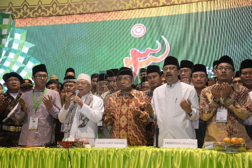  Rais Aam Syuriah PBNU terpilih KH. Ma'ruf Amin (dua kiri), dan Ketua PBNU terpilih KH. Said Aqil Siroj (tengah) berdoa dengan para peserta Muktamar NU saat penutupan di alun-alun Jombang, Jatim, Kamis (6/8). (Republika/Yasin Habibi)  