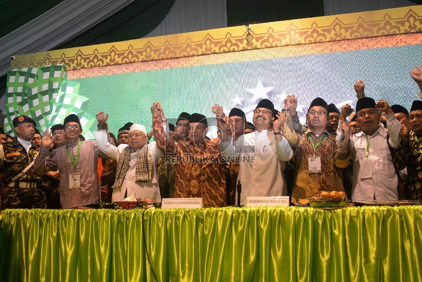 Rais Aam Syuriah PBNU terpilih KH. Ma'ruf Amin (ketiga kiri), dan Ketua PBNU terpilih KH. Said Aqil Siroj (empat kiri) berjabat tangan dengan para peserta Muktamar NU saat penutupan di alun-alun Jombang, Jatim, Kamis (6/8).