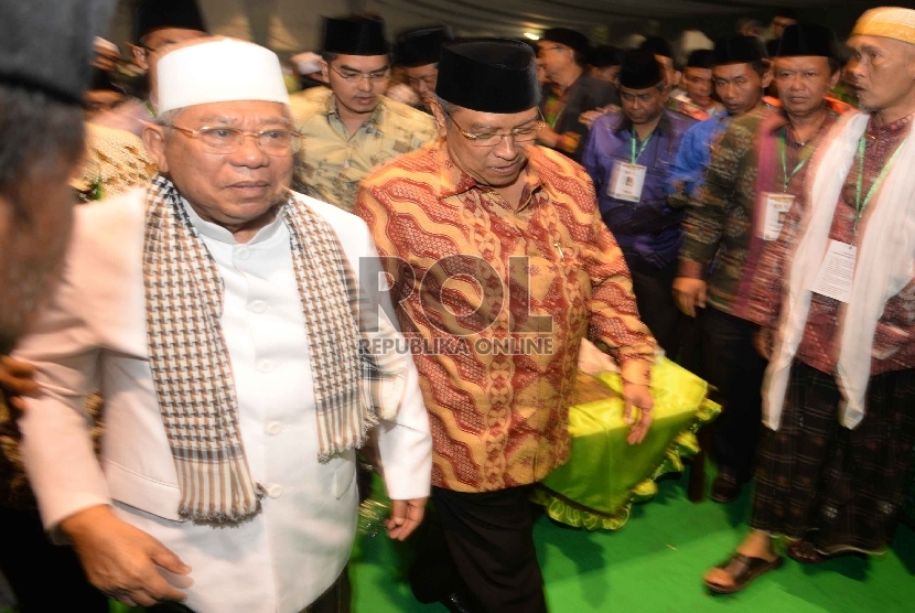  Rais Aam Syuriah PBNU terpilih Ma'ruf Amin (kiri), dan Ketua PBNU terpilih KH Said Aqil Siroj (kanan) saat penutupan di alun-alun Jombang, Jatim, Kamis (6/8). (Republika/Yasin Habibi)  