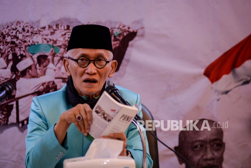 Rais AM PBNU KH. Miftahul Akhyar menerangkan isi buku saat acara peluncuran buku di Gedung PBNU, Jakarta, Rabu (11/3).