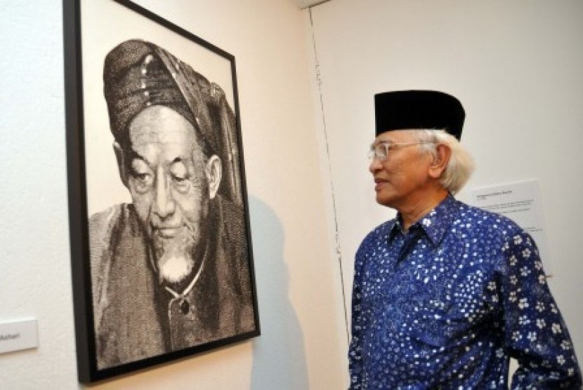 Budayawan KH Ahmad Mustofa Bisri atau Gus Mus menyaksikan salah satu karya lukisan potret pendiri Nahdlatul Ulama KH Hasyim Asy'ari