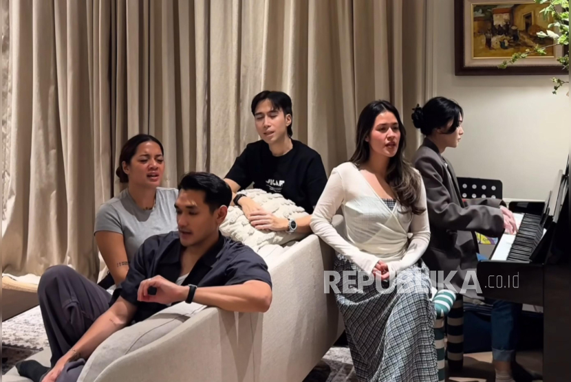 Raisa, Isyana Sarasvati, Afgan, Vidi Aldiano, dan Cantika Abigail menyanyikan lagu Indonesia Jaya.