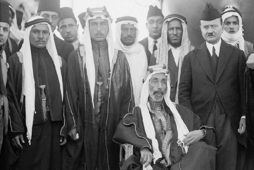 Raja Abdullah I (duduk) penguasa Yordania 
