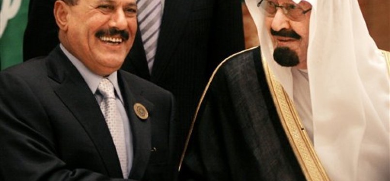 Raja Arab Saudi, Abdullah bin Abd al-Aziz (kanan), bersalaman dengan Presiden Yaman, Ali Abdullah Saleh.