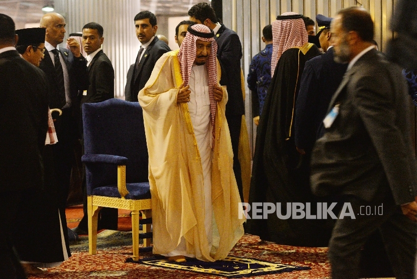 Mengenal Bisht, Tunik Khas Lelaki Arab. Raja Arab Saudi, Raja Salman bin Abdul Aziz Al Saud. Raja Salman mengenakan bisht berwarna krem.