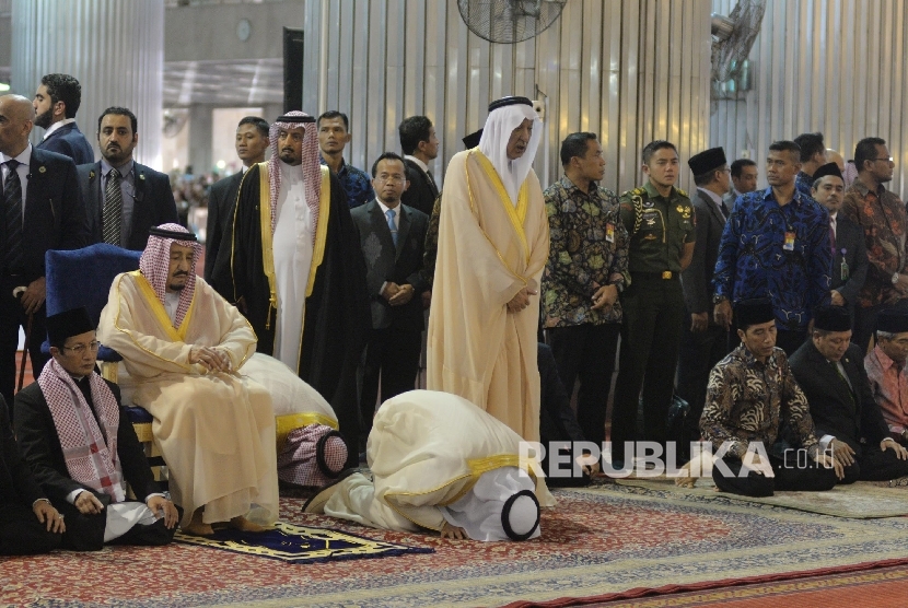  Raja Arab Saudi, Raja Salman bin Abdul Aziz Al Saud didampingi Presiden RI Joko Widodo menunaikan shalat tahiyatul masjid di Istiqlal, Jakarta, Kamis (2/3).