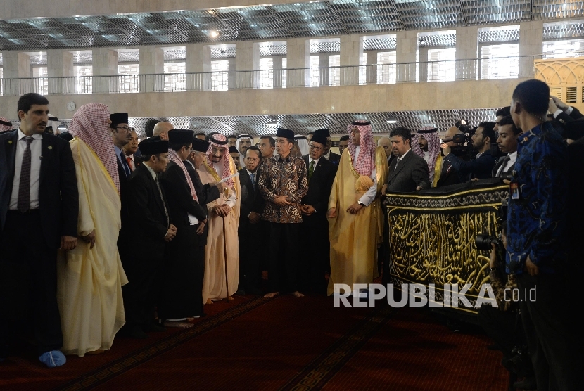  Raja Arab Saudi, Raja Salman bin Abdul Aziz Al Saud didampingi Presiden RI Joko Widodo seusai melakukan salat tahiyatul masjid di Istiqlal, Jakarta, Kamis (2/3).
