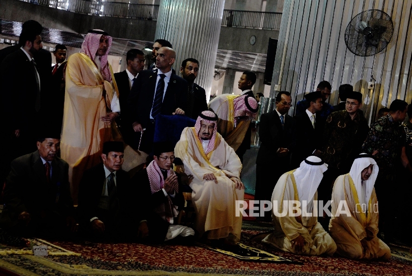 Raja Arab Saudi, Raja Salman bin Abdul Aziz Al Saud melakukan shalat tahiyatul masjid di Istiqlal, Jakarta, Kamis (2/3).