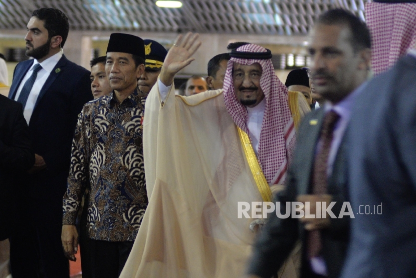 Raja Arab Saudi, Raja Salman bin Abdul Aziz Al Saud didampingi Presiden RI Joko Widodo menyapa jamaah seusai melakukan salat tahiyatul masjid di Istiqlal, Jakarta, Kamis (2/3)