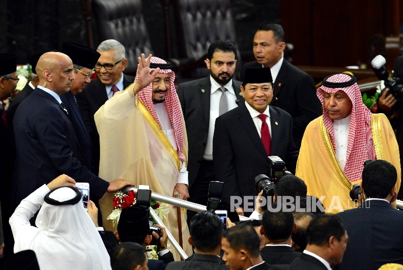  Raja Arab Saudi Salman bin Abdul Aziz al-Saud (keempat kiri) didampingi Ketua DPR RI Setya Novanto (ketiga kanan) usai berfoto bersama saat melakukan kunjungan di Kompleks Parlemen, Jakarta, Kamis (2/3).