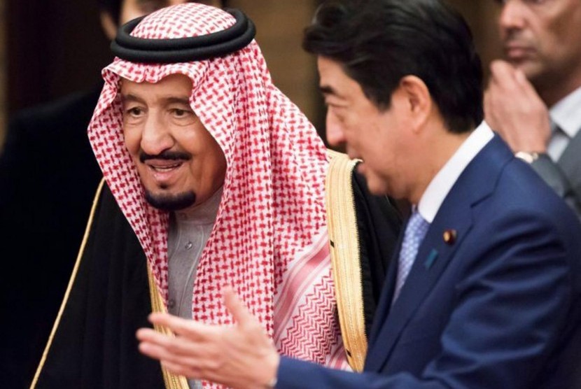 Raja Arab Saudi Salman bin Abdul Aziz al Saud dan Perdana Menteri Jepang Shinzo Abe.