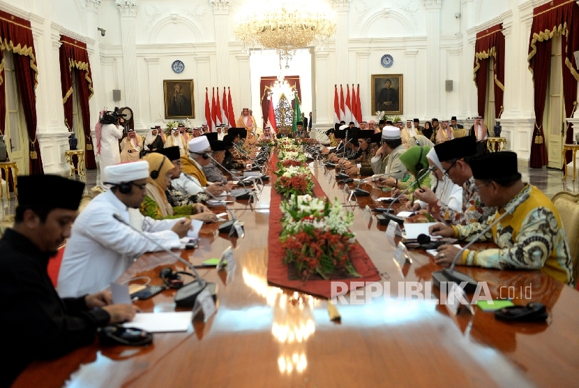 Raja Arab Saudi Salman bin Abdulazis Al-Saud bersama Presiden Joko Widodo melakukan pertemuan dengan pimpinan lembaga dan tokoh Islam saat kunjungan kenegaraan di Istana Merdeka, Jakarta, Kamis (2/3).