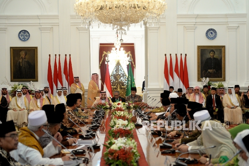 Raja Arab Saudi Salman bin Abdulaziz Al-Saud bersama Presiden Joko Widodo melakukan pertemuan dengan pimpinan lembaga dan tokoh Islam saat kunjungan kenegaraan di Istana Merdeka, Jakarta, Kamis (2/3).