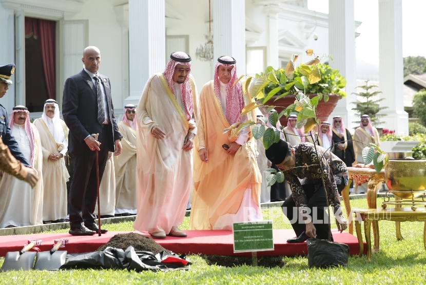 King of Saudi Arabia Salman bin Abdul Azis Al-Saud with President Joko Widodo at Merdeka Palace, Jakarta.