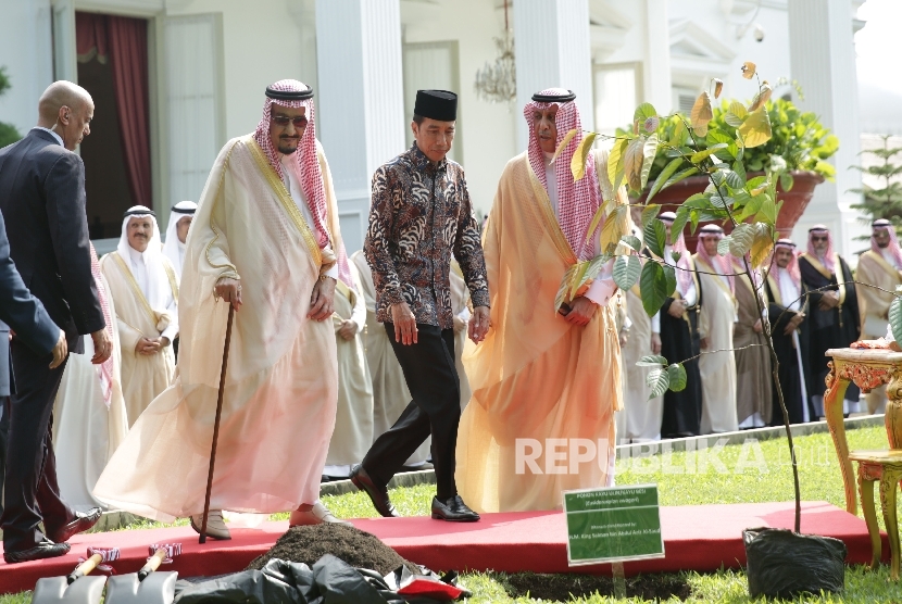 Raja Arab Saudi Salman bin Abdulazis Al-Saud bersama Presiden Joko Widodo menanam Pohon Ulin saat kunjungan kenegaraan di Istana Merdeka, Jakarta, Kamis (2/3)