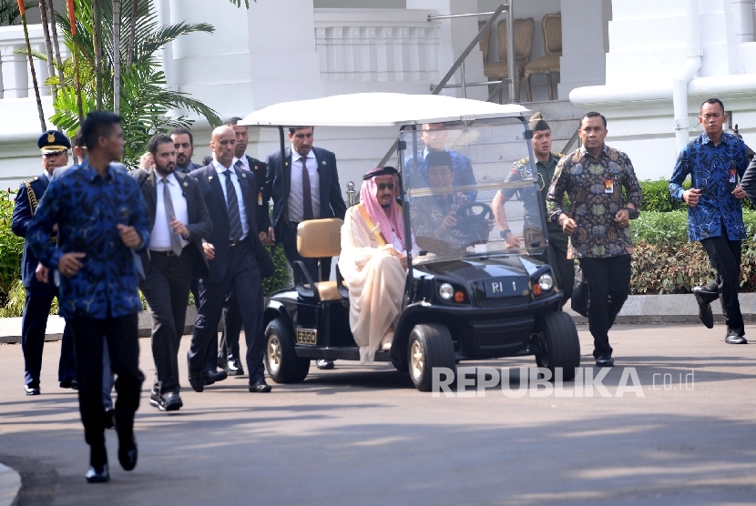 Raja Arab Saudi Salman bin Abdulazis Al-Saud bersama Presiden Joko Widodo mengitari kompleks istana.