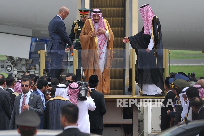  Raja Arab Saudi Salman bin Abdulaziz Al Saud keluar dari pesawat saat mendarat di Bandara Halim Perdanakusuma, Jakarta, Rabu (1/3).