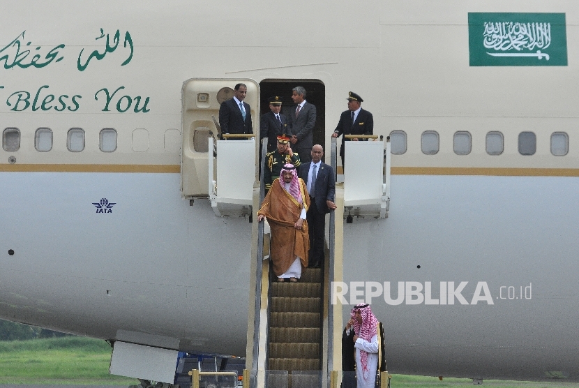  Raja Arab Saudi Salman bin Abdulaziz Al Saud keluar dari pesawat saat mendarat di Bandara Halim Perdanakusuma, Jakarta, Rabu (1/3).