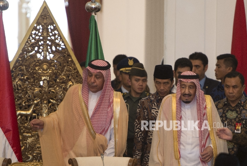 Raja Arab Saudi Salman bin Abdulaziz Al-Saud (kedua kanan) berjalan diikuti Presiden Joko Widodo (ketiga kanan) saat tiba di Istana Merdeka, Jakarta (ilustrasi)