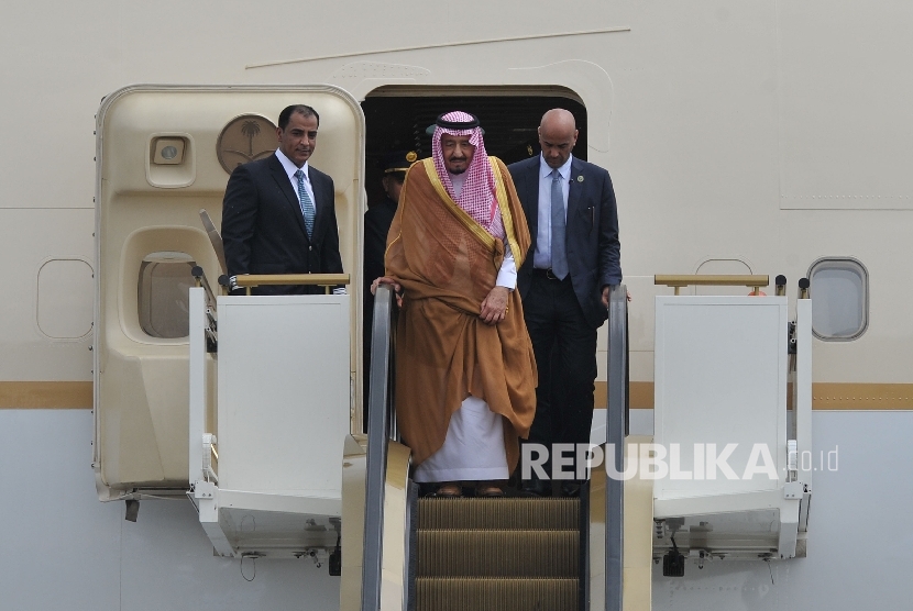 Raja Arab Saudi Salman bin Abdulaziz Al-Saud keluar dari pesawat saat mendarat di Bandara Halim Perdanakusuma, Jakarta, Rabu (1/3).